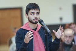 Les causeries et les panels de discussion de la conférence ont été suivis des questions des participants. Ici, un étudiant posant une question à l’un des orateurs.