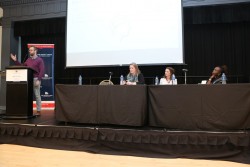 Derek Caelin, de Counterpart International, prend la parole lors d’un panel sur la paix et la technologie, écouté attentivement par les modératrices (de gauche à droite), Kate Seaman, de la Chaire bahá’íe, en compagnie de Maude Morrison, de Build Up, et de Nanjira Sambuli, de World Wide Web Foundation, autres panélistes invitées.