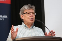 Le politologue Craig Murphy, professeur au Wellesley College, a parlé du thème de la conférence : leadership, gouvernance mondiale et paix.