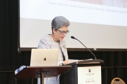 À l’issue de la conférence, Mme Mahmoudi, titulaire de la chaire bahá’íe, a déclaré : « La recherche de la paix doit être pérennisée car les obstacles sont importants et complexes. Nous devons apporter des idées nouvelles dans ce processus. Nous devons éveiller les consciences des gens à cette entreprise complexe. Nous devons rassembler plus de personnes partageant les mêmes points de vue pour explorer les idées et les stratégies fondamentales. »