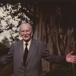 Photo de 1976 montrant Richard St. Barbe Baker devant un arbre à Nairobi, au Kenya.
