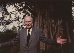 Photo de 1976 montrant Richard St. Barbe Baker devant un arbre à Nairobi, au Kenya.