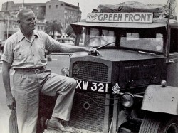 St. Barbe devant son véhicule lors de son expédition « the Green Front Against the Desert » en 1952. (Source : Bibliothèque de l’université de la Saskatchewan, Archives et collections spéciales de l’université, Fonds Richard St. Barbe Baker)