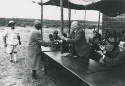 Tourné vers la gauche, St Barbe serre la main d’un ami lors d’une réunion des fondateurs de Men of the Trees dans les années 1950. Men of the Trees a été fondé en 1924 après le travail de St Barbe au Kenya.