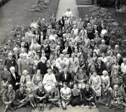 St. Barbe assis au milieu de la deuxième rangée pour ce portrait des participants à la première université d’été de Men of the Trees en 1938. (Source : Bibliothèque de l’université de la Saskatchewan, Archives et collections spéciales de l’université, Richard St. Barbe Baker Fonds)