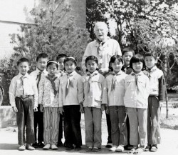 À l’âge de 91 ans, St. Barbe avec un groupe d’écoliers en Chine. (Source : Bibliothèque de l’université de la Saskatchewan, Archives et collections spéciales de l’université, Fonds Richard St. Barbe Baker)