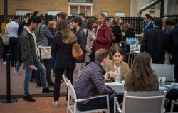 Des conversations dynamiques ont eu lieu dans les cadres formels et informels de la conférence. Ici, les participants s’entretenant au cours d’une pause.