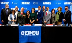 Photo de groupe des orateurs et des organisateurs du séminaire.