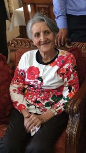 La dépouille de Mme Shamsi Aghdasi Azamian, une bahá’íe de la région de Damavand, en Iran, a été exhumée le 24 octobre, plusieurs jours après avoir été enterrée dans un cimetière bahá’í. Ses restes ont été retrouvés abandonnés en dehors de la ville. C’est le quatrième cas d’exhumation subie, ces dernières années, par les bahá’ís à cet endroit.