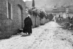 Photo de 1920 de ‘Abdu’l-Bahá sortant de sa maison de Haparsim Street à Haïfa. Il travailla sans relâche pour promouvoir la paix et veiller à la sécurité et au bien-être des habitants d’Acre et de Haïfa.