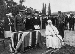 Lors d’une cérémonie qui s’est tenue le 27 avril 1920, la monarchie britannique a rendu hommage à Abdu’l-Bahá pour avoir soulagé la détresse et la famine pendant la Première Guerre mondiale, lui conférant le titre de chevalier.