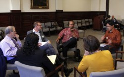 Des participants parlant lors d’un dialogue sur la foi et le racisme, organisé par le Bureau des affaires publiques bahá’í des États-Unis en octobre 2017.