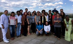 Des participants à une réunion nationale à Brasilia, au Brésil, co-organisée par la communauté bahá’íe du Brésil, posant pour une photo de groupe. L’espace a réuni des chercheurs et des représentants d’organisations de la société civile afin d’explorer comment la religion pouvait contribuer à la construction d’un monde dans lequel la coopération, l’harmonie et la justice occupent une place centrale.