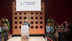 Le secrétaire général des Nations unies, António Guterres (au podium), prenant la parole lors de la réception d’ouverture de la conférence des Nations unies sur les migrations, à Marrakech, au Maroc. (Photo ONU/Mark Garten)