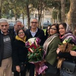 Afif Naeimi (au centre) se tenant aux côtés de ses proches à Téhéran plus tôt dans la journée, après avoir terminé son injuste peine de prison de 10 ans.