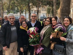 Afif Naeimi (au centre) se tenant aux côtés de ses proches à Téhéran plus tôt dans la journée, après avoir terminé son injuste peine de prison de 10 ans.