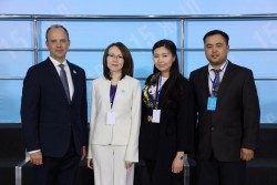 Lyazzat Yangalieva (deuxième à gauche) faisait partie de la délégation bahá’íe au 6e Congrès des leaders des religions mondiales et traditionnelles à Astana, au Kazakhstan.