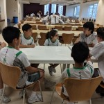 Deux lycéens aidant un groupe de collégiens dans le cadre du programme d’habilitation morale de l’école.