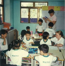 À ses débuts, les cours de l’école des Nations se déroulaient dans différents immeubles à Macao.