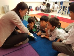 Enseignante de primaire faisant la lecture à ses élèves.