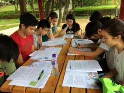 Un professeur de lycée et plusieurs élèves étudiant lors d’un camp organisé à Hong Kong en mai 2017.