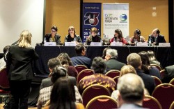 Daniel Perell (à droite), représentant de la Communauté internationale bahá’íe, a participé à une table ronde sur l’égalité des femmes et des hommes lors du Forum interreligieux du G20, qui s’est tenu en septembre à Buenos Aires.