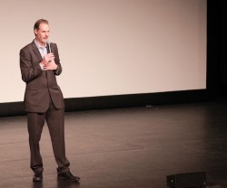 Steven Sarowitz parle de son film, « La Porte », un documentaire historique sur le Báb. Environ 1 000 personnes ont regardé le film lors d’une projection au Parlement des religions du monde à Toronto, en novembre.