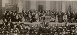 Le Parlement des religions du monde de 1893, qui s’est tenu à Chicago, est présenté comme le premier des rassemblements formels interconfessionnels.