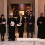 De gauche à droite) Carmel Irandoust, secrétaire générale adjointe de la Communauté internationale bahá’íe, lisant une prière aux côtés du cheik Jaber Mansour, du rabbin David Metzger, de l’émir Muhammad Sharif Odeh et du père Yousef Yakoub.
