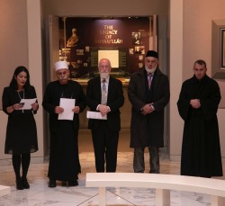 De gauche à droite) Carmel Irandoust, secrétaire générale adjointe de la Communauté internationale bahá’íe, lisant une prière aux côtés du cheik Jaber Mansour, du rabbin David Metzger, de l’émir Muhammad Sharif Odeh et du père Yousef Yakoub.