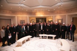 Environ 50 personnes, dont 17 évêques catholiques et anglicans et leurs conseillers venus du monde entier, ont assisté à une réunion interconfessionnelle au Centre mondial bahá’í le 14 janvier.
