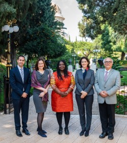 Les membres du conseil d’administration de l’Organisation internationale bahá’íe de développement ont été nommés pour un mandat de cinq ans en novembre dernier. Les directeurs sont (à partir de la gauche) Sina Rahmanian, Lori McLaughlin Noguchi, Maame Brodwemaba Nketsiah, Elisa Caney et George Soraya. Ils ont récemment tenu leur première réunion du conseil au Centre mondial bahá’í.