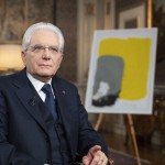 Le président italien Sergio Mattarella s’est adressé au peuple italien lors de son discours annuel de la Saint-Sylvestre. La tradition de s’adresser aux Italiens à la veille du nouvel an remonte à 1949, lorsque le président de l’époque, Luigi Einaudi, s’est adressé au pays à la radio et à la télévision. Ce discours est une occasion pour le président de passer en revue les thèmes qu’il considère importants pour le pays. (Crédit : Quirinale)