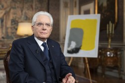 Le président italien Sergio Mattarella s’est adressé au peuple italien lors de son discours annuel de la Saint-Sylvestre. La tradition de s’adresser aux Italiens à la veille du nouvel an remonte à 1949, lorsque le président de l’époque, Luigi Einaudi, s’est adressé au pays à la radio et à la télévision. Ce discours est une occasion pour le président de passer en revue les thèmes qu’il considère importants pour le pays. (Crédit : Quirinale)