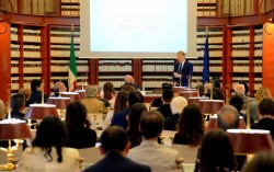 Le sénateur italien Lucio Malan s’exprimant lors d’une célébration du bicentenaire de la naissance de Bahá’u’lláh au parlement italien en octobre 2017. Des législateurs, des responsables religieux et des fonctionnaires se sont réunis à la Sala del Refettorio du parlement, où sont conservées des archives et des lois de la législature italienne et où des événements spéciaux sont parfois organisés.