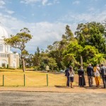 Les participants au forum des chefs religieux de New South Wales, en septembre 2017, se réunissant devant la maison d’adoration bahá’íe à Sydney