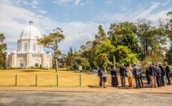 Les participants au forum des chefs religieux de New South Wales, en septembre 2017, se réunissant devant la maison d’adoration bahá’íe à Sydney