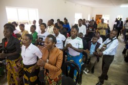 Chorale bahá’íe chantant lors de la cérémonie d’inauguration des nouvelles installations de l’institut bahá’í Eric Manton à Mwinilunga (Zambie), le 22 février.