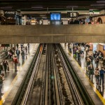 Plus de la moitié de la population mondiale vit dans des zones urbaines et les Nations unies prévoient que cette proportion atteindra plus des deux tiers d’ici à 2050. Mais est-ce que les villes rendent les gens heureux ? Si c’est le cas, comment ? Des orateurs de la récente conférence, organisée par la Chaire bahá’íe pour la paix dans le monde, ont exploré comment les infrastructures urbaines – de leurs éléments physiques tels que les bâtiments, les autoroutes ou les lignes électriques, à ceux intangibles tels que le soutien social, les organisations communautaires ou la spiritualité – affecte l’avenir de l’humanité.