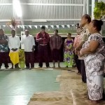 Le président des Kiribati, Taneti Maamau (troisième à partir de la droite), a assisté à la séance de clôture de la Convention nationale de la communauté bahá’íe du pays.