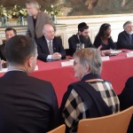 Le jeudi 28 mars, l’Hôtel de ville de Strasbourg a accueilli une table ronde avec les représentants de huit cultes. De gauche à droite : Jacques Fortier (médiateur), Sacha Marche (bouddhisme), Abdelhaq Nabaoui (Islam), Christian Albecker (protestantisme), Étienne Uberall (catholicisme), Harold Weill (judaïsme), Luxmee Quirin (hindouisme), Vasile Iorgulescu (orthodoxie) et Hamdam Nadafi (foi bahá’íe)