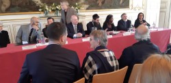 Le jeudi 28 mars, l’Hôtel de ville de Strasbourg a accueilli une table ronde avec les représentants de huit cultes. De gauche à droite : Jacques Fortier (médiateur), Sacha Marche (bouddhisme), Abdelhaq Nabaoui (Islam), Christian Albecker (protestantisme), Étienne Uberall (catholicisme), Harold Weill (judaïsme), Luxmee Quirin (hindouisme), Vasile Iorgulescu (orthodoxie) et Hamdam Nadafi (foi bahá’íe) 