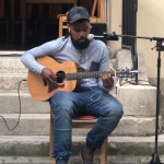 Cyril a emmené les spectateurs en voyage avec des chants de Nouvelle Calédonie