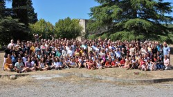 Photo de groupe des participants à l’école d’été au Centre Regain à Sainte Tulle, près de Manosque.