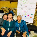 Des participants à une fête de famille élargie à Yesunbulag, en Mongolie.