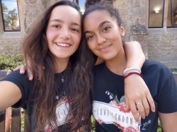 Clara Lointier (à gauche) et Ariana Diarra sont les heureuses lauréates 2020 dans la catégorie Lycée du prix « Réinventer le monde » de l’Agence française de développement.
