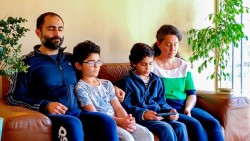 Une famille chilienne récite des prières bahá’íes dans le cadre de l’émission, qui visait à transmettre le même esprit de prière que celui que les gens ressentent quand ils prient ensemble dans leur foyer.