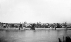 Une vue historique de Bagdad et du fleuve Tigre, c. 1930 ; c’est dans cette ville que Bahá’u’lláh a déclaré en avril 1863 qu’il était un messager de Dieu. 