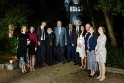 Réunions en présence tenues conformément aux mesures de sécurité exigées par le gouvernement. Un récent rassemblement à la maison d’adoration bahá’íe à Sydney entre des représentants du gouvernement, des acteurs sociaux, des journalistes et des communautés religieuses pour explorer les idées présentées dans la publication « Créer un récit inclusif ».