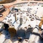 Des segments du mur plissé autour de la place centrale sont également en cours de construction tandis que les travaux sur les jardinières de la place nord progressent.